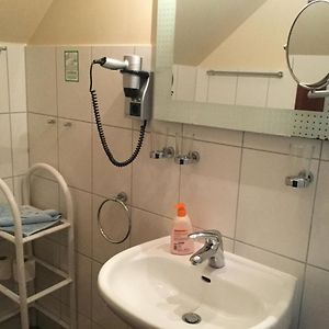 Zimmer mit Kingsize-Bett